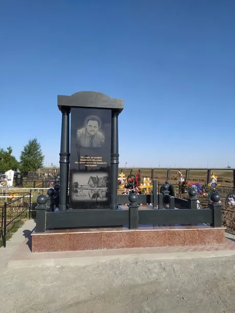 Благоустройство могилы в Алматы укладка брусчатки фото 1